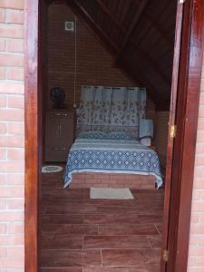 um quarto com uma cama numa casa em Chale Premium Casal e Chale Charming Casal em Mairiporã