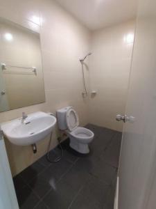 La salle de bains est pourvue d'un lavabo, de toilettes et d'un miroir. dans l'établissement Freedom​ Hostel​, à Khao Lak