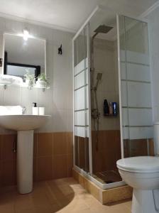 La salle de bains est pourvue d'une douche, de toilettes et d'un lavabo. dans l'établissement Demmy's Luxury Apartment, à Orestiáda