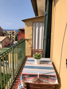 einen Tisch auf einem Balkon mit Topfpflanze in der Unterkunft Marco's House in Lavagna