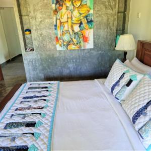 Postel nebo postele na pokoji v ubytování Ardeen Villa - superb 3 bedroom beachfront for 6, BB, free pick up for 7 night stays arriving together, fully serviced, taxes included