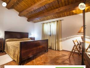 1 dormitorio con 1 cama y escritorio en una habitación en Agriturismo Miracco Atanasio Franco "Il Maniero" en Santa Sofia dʼEpiro