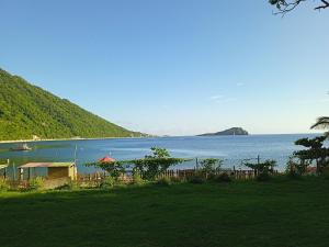 uma vista para um corpo de água com uma praia em CAPRICE STUDIO & GUEST HOUSE em Roger