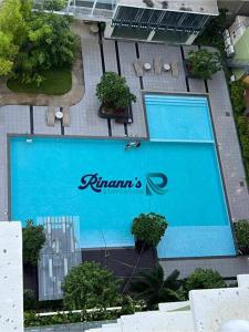 una vista aérea de una gran piscina azul en Rinann's Staycation Mesatierra Condotel Davao, en Davao City