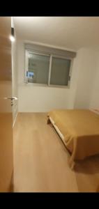 - une chambre avec un lit et une fenêtre dans l'établissement apartment, à Valence