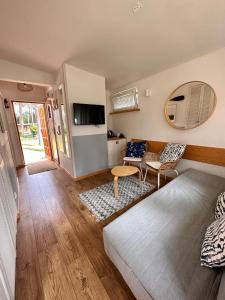 Zakątek Mazurski GIM في Teerau: غرفة نوم مع سرير وغرفة معيشة