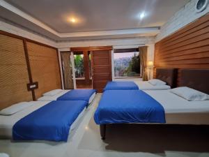 Una cama o camas en una habitación de Kirana Guest House Bandung