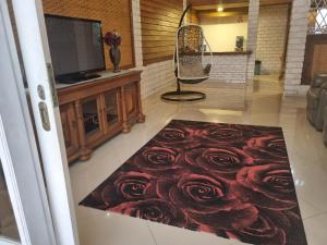 Una televisión o centro de entretenimiento en Kirana Guest House Bandung