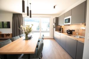 A kitchen or kitchenette at Das Lenz by Inncomer
