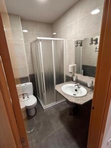 uma casa de banho com um WC, um lavatório e um chuveiro em HOSTAL RESTAURANTE AQUA em Ourense