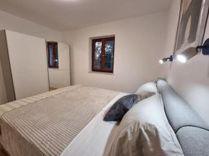 1 dormitorio con 1 cama y 2 ventanas en Apartman Flavio, en Skrbčići
