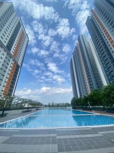 uma piscina no meio de dois edifícios altos em Alanis D'semporna Homestay em Sepang