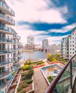 vistas a un río en una ciudad con edificios en St, George Wharf Vauxhall Bridge large 2Bedrooms apartment with River View panoramic balcony, en Londres