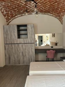 1 dormitorio con cama y espejo en Residenza Zotaj Small appartament, en Casale Monferrato