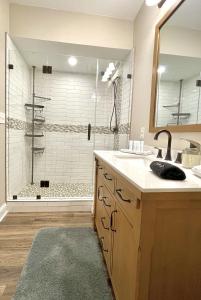y baño con ducha, lavabo y bañera. en Our Castleview en Ringgold