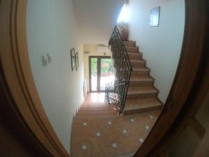 una vista desde la parte superior de una escalera en Vila Papu en Kruševo