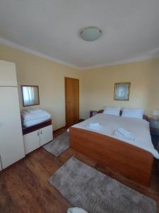 sypialnia z dużym łóżkiem w pokoju w obiekcie Vila Papu w mieście Kruszewo