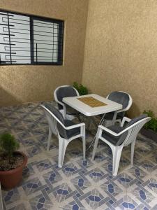 una mesa blanca y sillas en una habitación en WANOLA APPART en Chichaoua