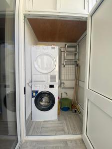 uma máquina de lavar e secar roupa num pequeno quarto em Marsalforn luxurious Apartment em Marsalforn