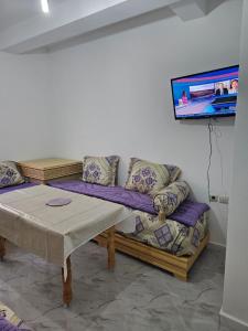 sala de estar con sofá y mesa en Dar l Bihar en Ajdir