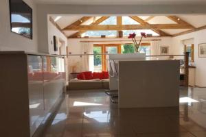 TV a/nebo společenská místnost v ubytování 2 Double Bed Ensuite - Rural Contemporary Oak Home