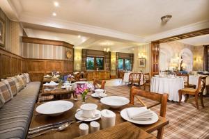 un restaurante con mesas y sillas en una habitación en Yewfield Vegetarian Guest house en Ambleside