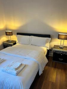 Giường trong phòng chung tại Royal Apartments Edinburgh