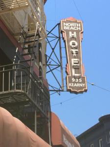 een bord voor een North Beach motel op een gebouw bij Hotel North Beach in San Francisco