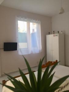 Telewizja i/lub zestaw kina domowego w obiekcie Lysandros Apartments in Athens, near the METRO