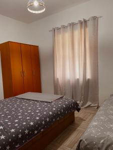 1 dormitorio con 1 cama y vestidor en Peaceful Place - Skadar Lake, 