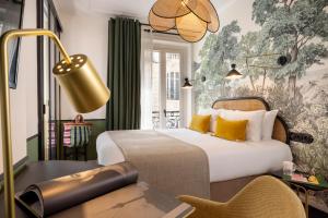 une chambre d'hôtel avec un lit et un bureau dans l'établissement Avalon Cosy Hotel Paris, à Paris