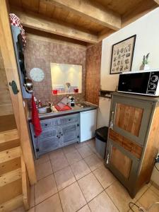 a small kitchen with a sink and a stove at la p'tit marennaise in Marennes