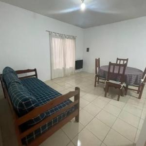 聖拉斐爾的住宿－Deptos Av Moreno，一间卧室配有两张床和一张桌子及椅子