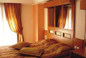 Ένα ή περισσότερα κρεβάτια σε δωμάτιο στο Elena Hotel