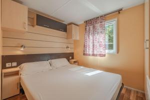 A bed or beds in a room at Camping Susen