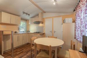 A kitchen or kitchenette at Camping Susen