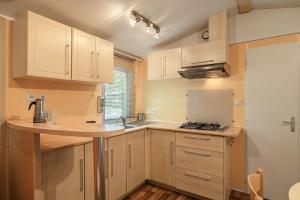 A kitchen or kitchenette at Camping Susen