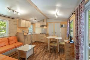 A kitchen or kitchenette at Camping Susen