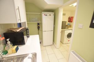 A kitchen or kitchenette at 2 Bedroom Apartment ST9A, Ryde, Isle of Wight