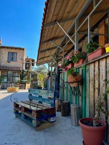 un edificio con un banco y macetas. en Agriturismo Villa Assunta en Santa Caterina Villarmosa