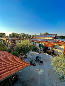 an overhead view of a building with a patio at Agriturismo Villa Assunta in Santa Caterina Villarmosa