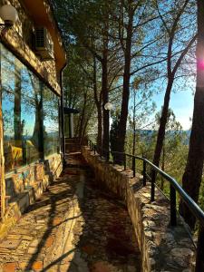 una pasarela frente a un edificio con árboles en Agriturismo Villa Assunta en Santa Caterina Villarmosa