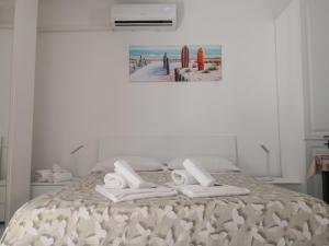 a bedroom with a bed with towels on it at Casa Vacanze Maia in Gaeta