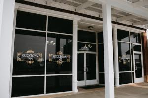Camp PointBricktown Inn的前方有玻璃门,上面有标志