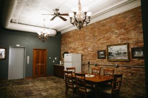 comedor con mesa y pared de ladrillo en Bricktown Inn, 