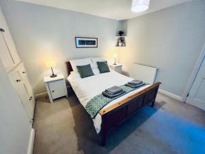 een slaapkamer met een groot bed met 2 nachtkastjes bij 2 Bedroom Apartment ST9A, Ryde, Isle of Wight in Ryde