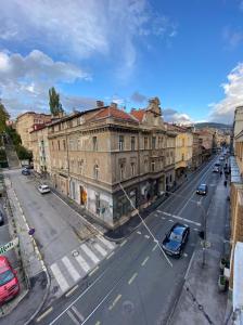 een uitzicht over een straat met geparkeerde auto's bij Apartments Elfie in Sarajevo