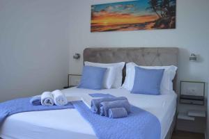 - une chambre avec 2 lits et des serviettes dans l'établissement Apartment Kuman, à Omiš