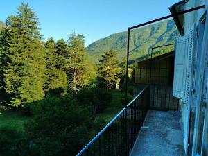 a balcony of a building with a view of a mountain at Villa des Lucioles 2 in Annot