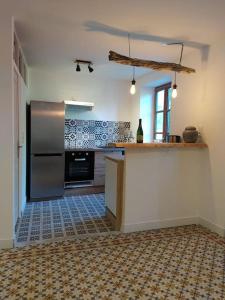een keuken met een roestvrijstalen koelkast en een aanrecht bij Villa des Lucioles 2 in Annot